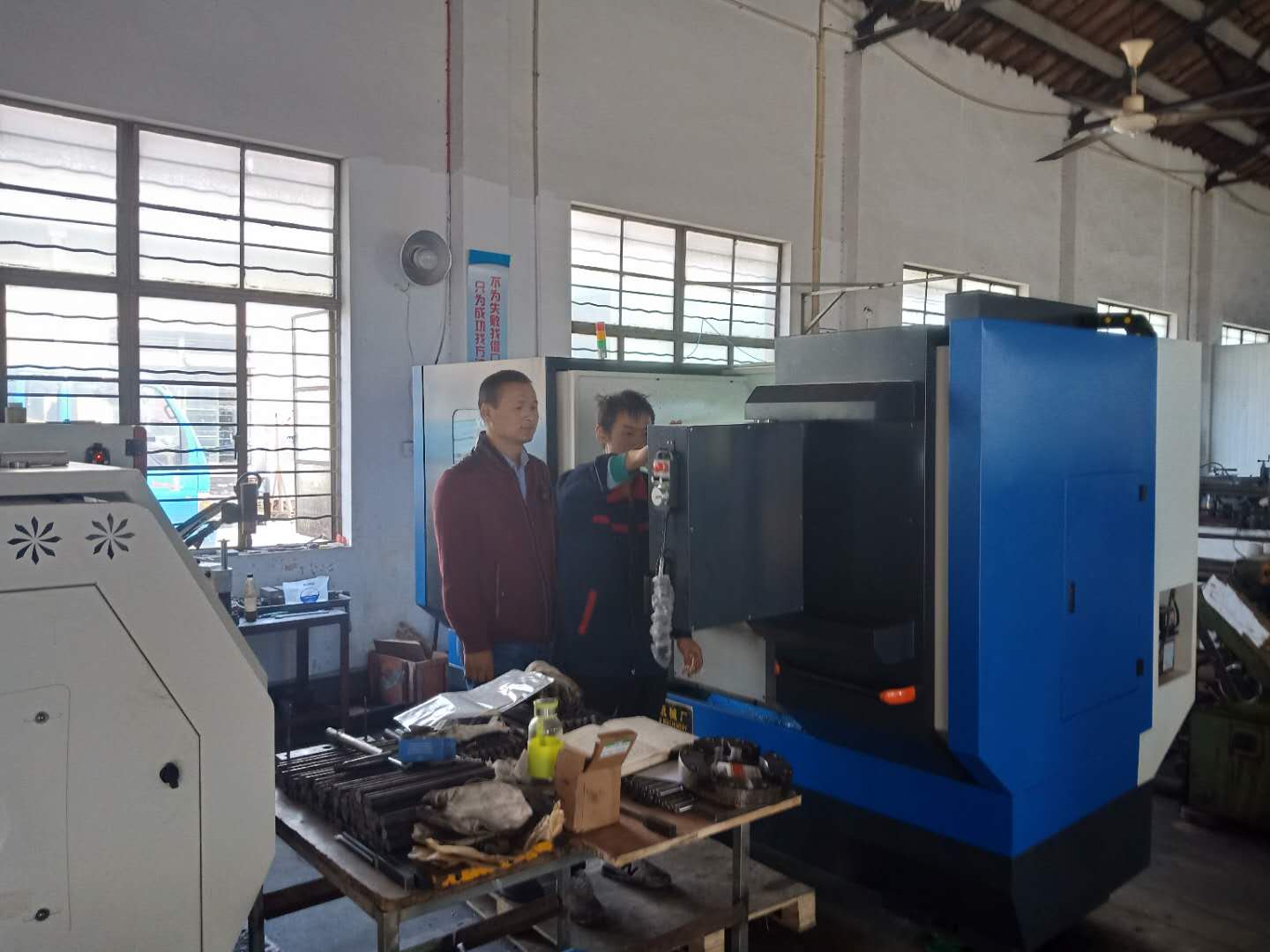 制冰機螺桿數(shù)控旋風(fēng)銑泰州客戶現(xiàn)場