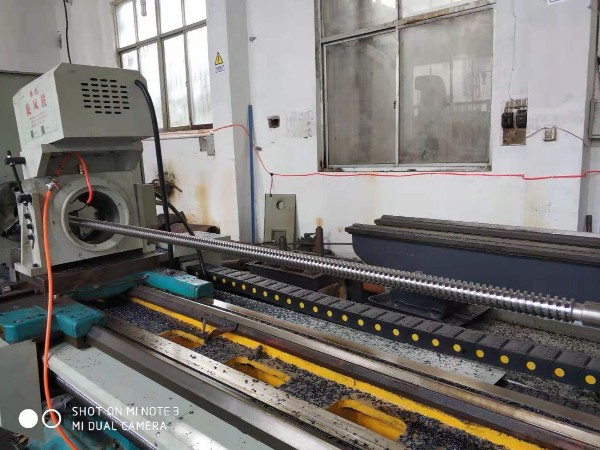 普車改造數(shù)控旋風(fēng)銑加工機床普通長絲桿絲杠（山東濟寧客戶現(xiàn)場）