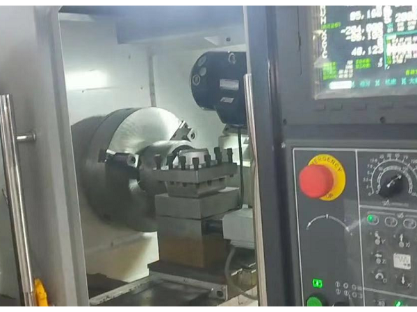 八字油槽專(zhuān)用數(shù)控旋風(fēng)銑南通客戶(hù)現(xiàn)場(chǎng)