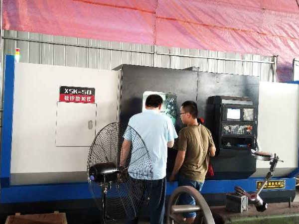 鋪裝機鉆石輥數控旋風銑山東客戶現場 鋪裝機鉆石輥數控旋風銑山東客戶現場