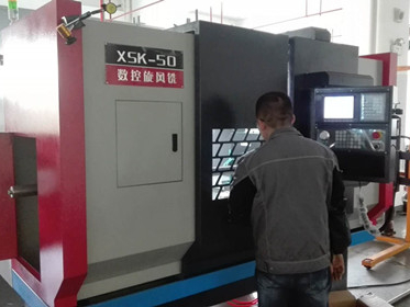 地釘螺絲數(shù)控旋風(fēng)銑常州客戶現(xiàn)場(chǎng)