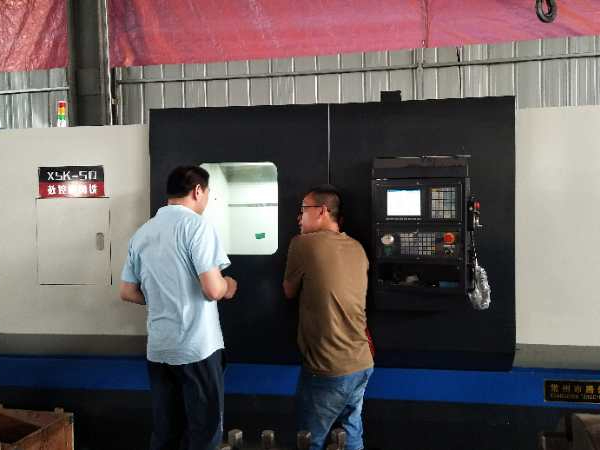 鋪裝機(jī)鉆石輥數(shù)控旋風(fēng)銑山東客戶現(xiàn)場(chǎng)