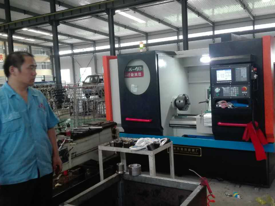 八字油槽數(shù)控旋風(fēng)銑山東客戶現(xiàn)場(chǎng)