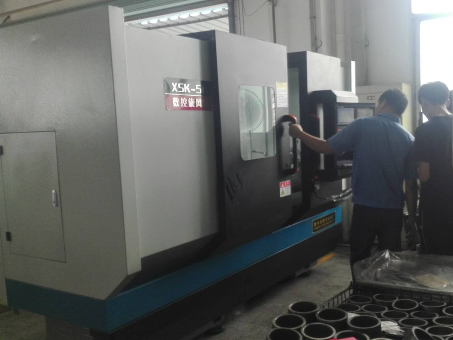 曲面油槽數(shù)控旋風(fēng)銑福建龍溪軸承集團(tuán)客戶現(xiàn)場(chǎng)